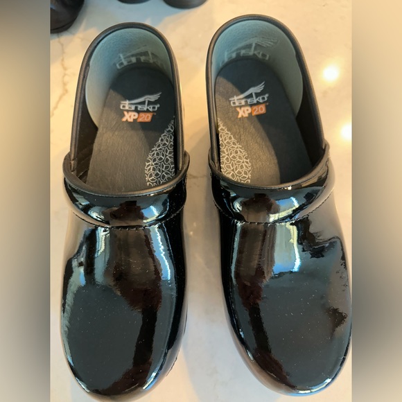 Dansko patent clogs - Picture 1 of 5